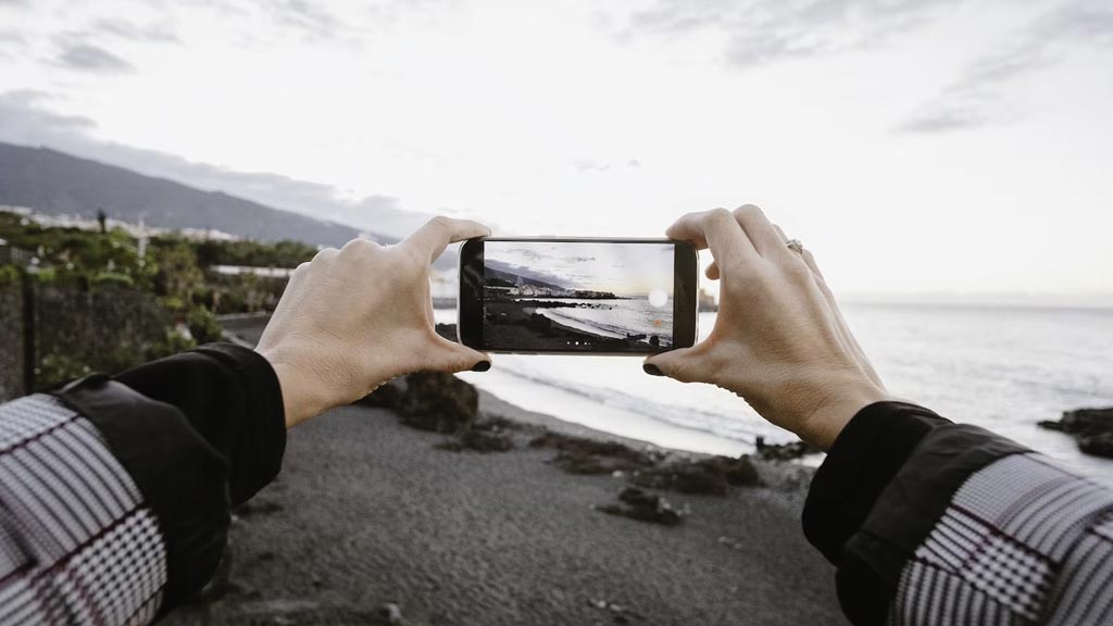 Shooting a Scenery near an ocean with a smartphone